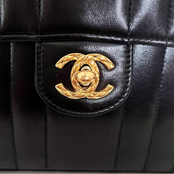 CHANEL Quilted Vertical Lambskin mini - Picture 7 of 15